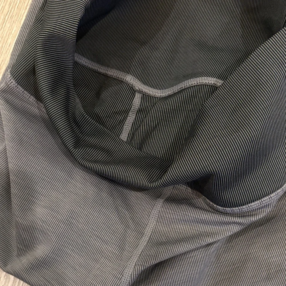 Vuori Women's Gray Leggings - Picture 5 of 5